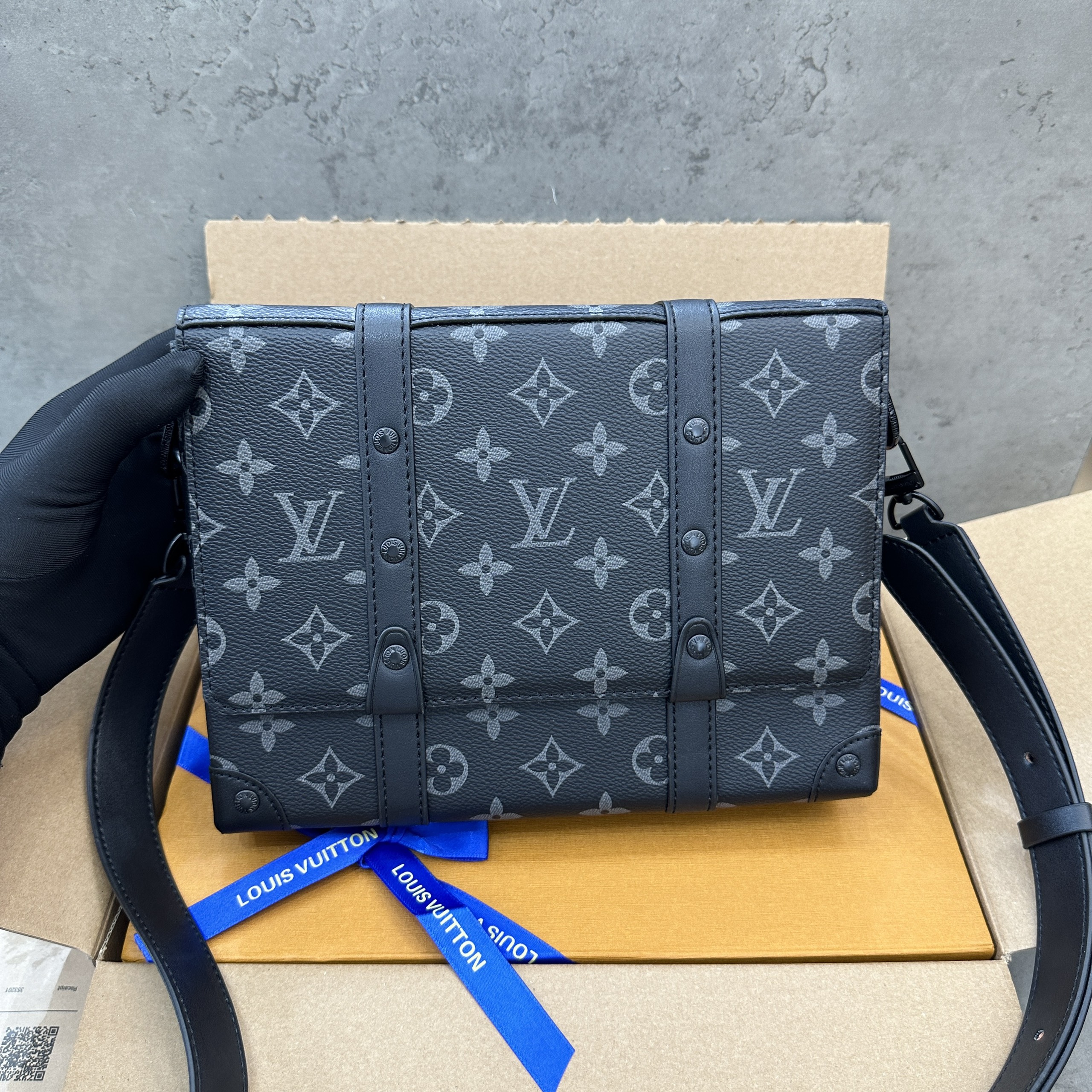 Túi đeo chéo Louis Vuitton LV Đen họa tiết hoa vân Xám nắp gập size 24x18x5.5cm Like Auth on web fullbox bill thẻ PLD